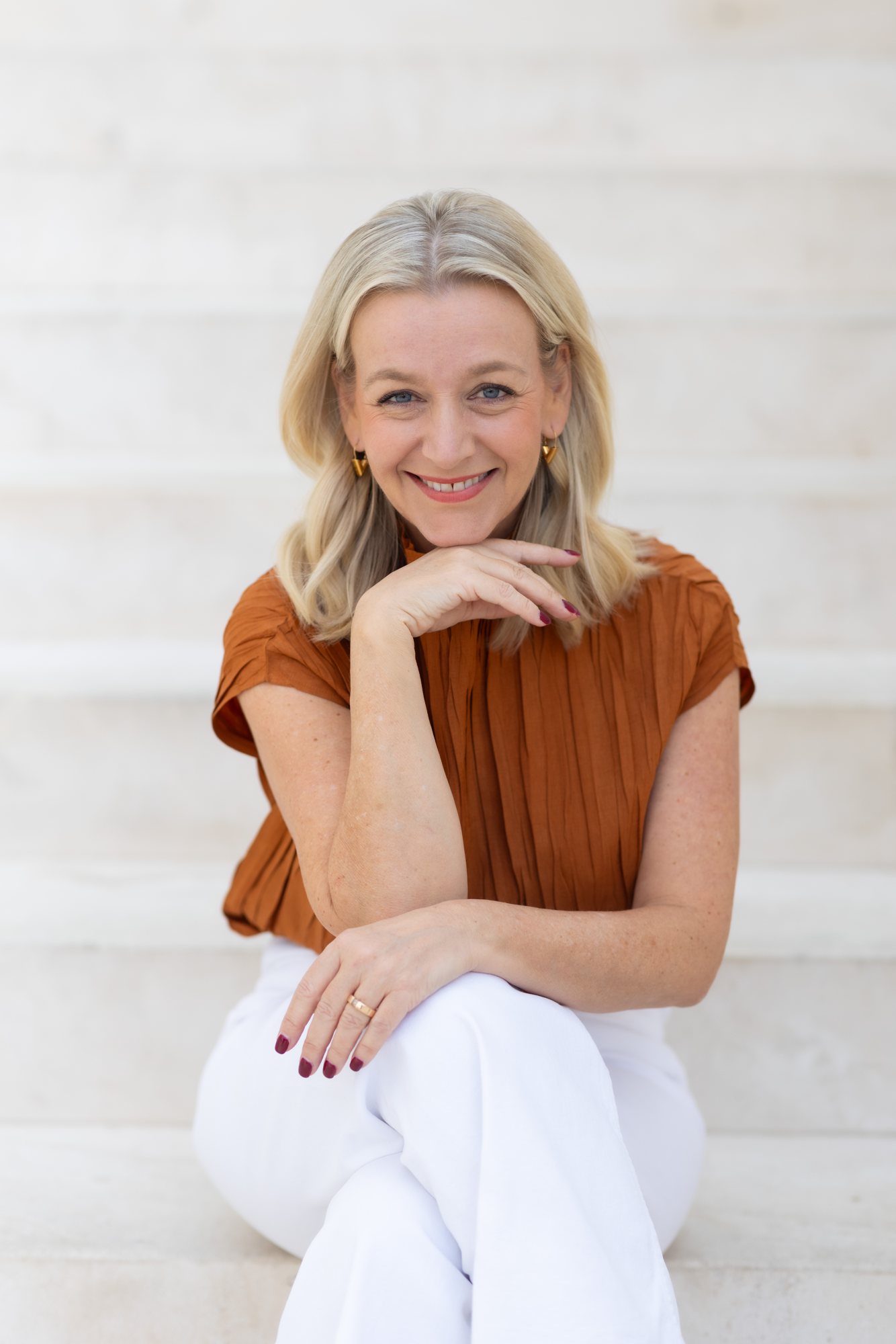 Cindy Hermsen, sentada en una escalera, sonriendo